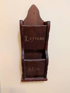 lot 664 image: Wall-Mounted Letter and Miscellaneous Storage Organizer