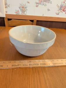 lot 665 image: Ceramic Bowl with Tan Rim 9 inch Diameter