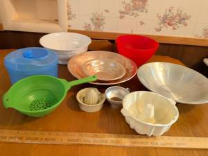 lot 666 image: Kitchen Gadget Lot Colander Bowls Plates Juicer Blue Red White