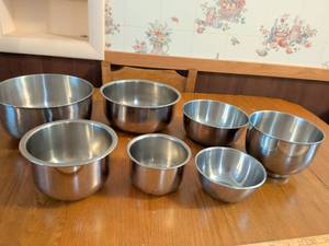 lot 667 image: 8-Piece Stainless Steel Mixing Bowl Set
