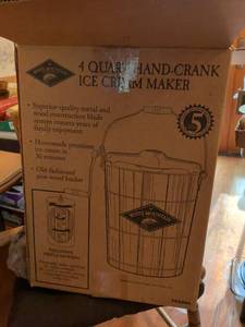 lot 680 image: White Mountain 4 Quart Hand-Crank Ice Cream Maker