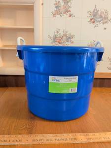 lot 681 image: Mainstays Kids Rope-Handled Tub 16 gal Blue Storage Container