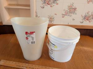 lot 685 image: Rubbermaid Wastebasket 8.7 qt 2.3L Lot of 2
