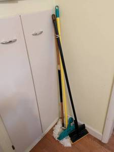 lot 687 image: Floor Cleaning Mop Set with Handles and Dustpan 3-Piece