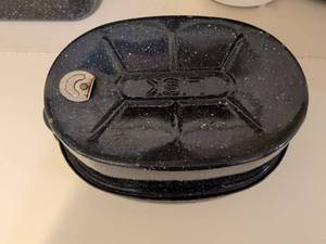 lot 719 image: Three-Piece roaster set