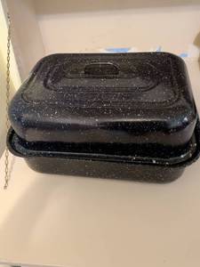 lot 720 image: Black Speckled Enamelware Roasting Pan with Lid
