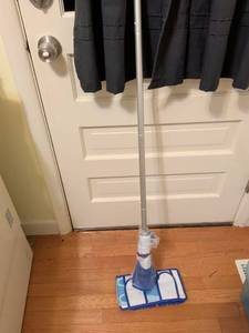 lot 724 image: Spray Mop with Microfiber Pad
