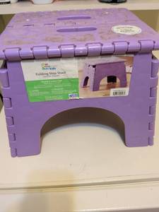 lot 750 image: Mainstays Kids Folding Step Stool 9 inches high