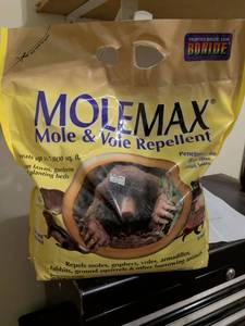 lot 779 image: Bonide Molemax Mole & Vole Repellent Granules