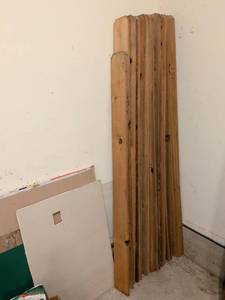 lot 784 image: Wood Fence Pickets Pointed Top Lot of Approximately 23