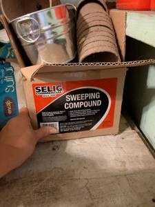 lot 791 image: Selig Commercial Sweeping Compound 10 lbs