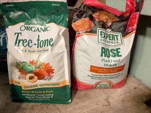 lot 792 image: Espoma Organic Tree-tone Fruit & Shade Tree Food and Expert Gardener Rose Plant Food 12-6-10 Lot
