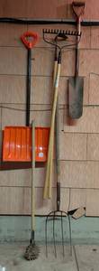 lot 805 image: Garden Hand Tools Lot 6 Pieces Shovel Spade Rake Fork Heart Digger