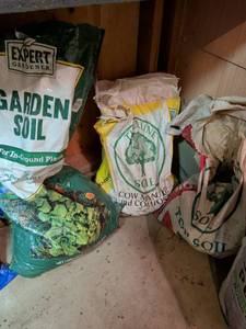 lot 807 image: Lot of Garden Soil Bags Expert Gardener and Cow Manure Compost