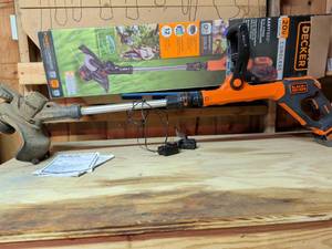lot 812 image: BLACKDECKER 20V MAX String Trimmer LSTE523
