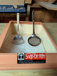 lot 814 image: Naturaline Snap-On Rim Litter Box Tray with 2 Scoops