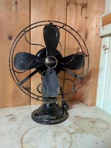 lot 815 image: Warner Electric Desk Fan