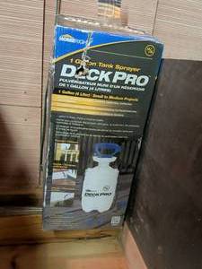lot 827 image: Deck Pro Deck Sprayer 1 Gallon Tank