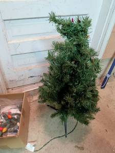 lot 830 image: Pre-Lit Christmas Tree with Ornaments and Decorations