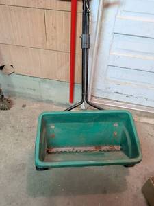 lot 849 image: Lawncrafter by Quaker Model 10020 Push Lawn Sweeper