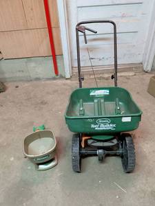 lot 850 image: Scotts Turf Builder EdgeGuard Mini Broadcast Spreader