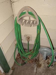 lot 878 image: Garden Hose Reel Wall Mount with Green Hose