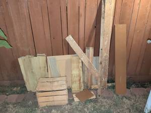 lot 887 image: Mixed Wood Lumber and Scrap Pieces Lot