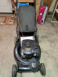 lot 892 image: Poulan PRO 625EX 22 in. Self-Propelled Walk-Behind Lawn Mower