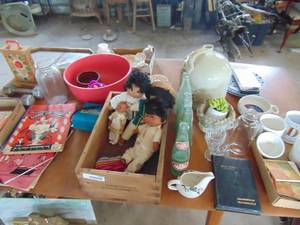 lot 3284 image: Tabletop with dolls, collectibles and glassware