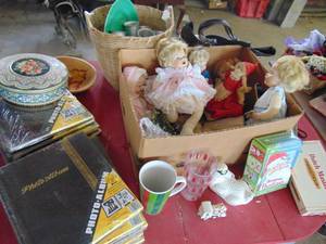 lot 3285 image: Tabletop full of collectibles