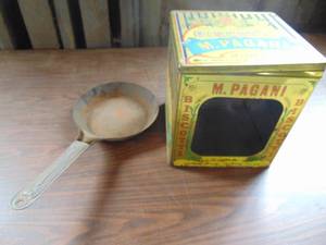 lot 3289 image: Biscuit tin and pan