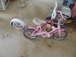 lot 3306 image: Kids bike and scooter