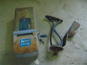 lot 3325 image: Sweet Lassy ticket machine, cobbler stand