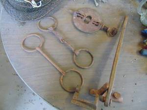 lot 3340 image: Horse bits, fish carrier and dampener