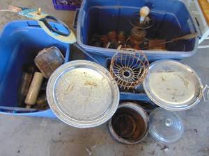 lot 3363 image: Large variety of collectibles - Lamp, trays, insulators and much more