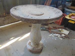 lot 3365 image: Concrete bird bath