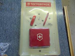 lot 3373 image: Victorinox Swiss Army set NIB