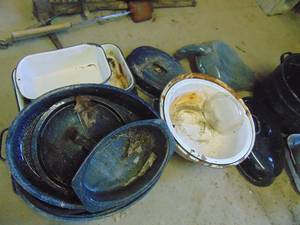 lot 3376 image: Large lot of graniteware and enamel
