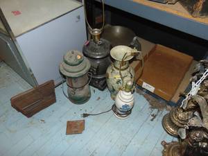 lot 3414 image: Lamps and Coleman Lantern on Floor