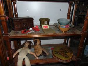 lot 3418 image: Contents of 2 Shelves - Dolls and Glassware