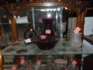 lot 3419 image: Contents of Shelf - Red Glassware