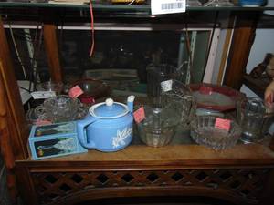 lot 3421 image: Contents of Shelf - Glassware - Blue Teapot