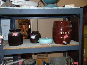 lot 3425 image: Contents of Shelf - Ice Tea Crock
