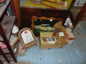 lot 3429 image: Contents of Floor in Front of Cabinet