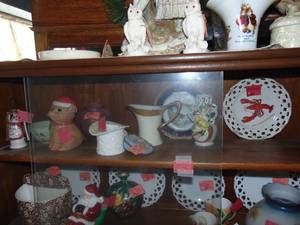 lot 3435 image: Contents of Shelf - White Hat Vase