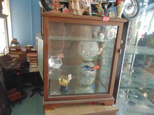 lot 3440 image: Small Display Cabinet and Contents