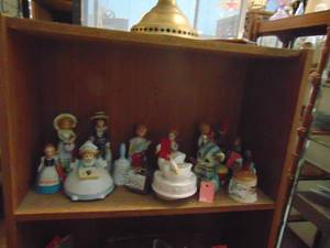 lot 3447 image: Contents of Shelf - Figurines
