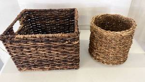 lot 18197 image: Woven Baskets 2-Piece Lot with Handles - Retail $0