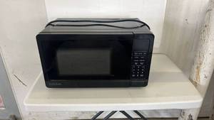 lot 18202 image: Vissani 1.1 cu. ft. 1000-Watt Countertop Microwave Black (small dent on top back corner. Turns on works fine) - Retail $99