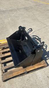 lot 77062 image: Mini skid steer hydraulic ��4-in-1 Bucket (4-in-1 Bucket)